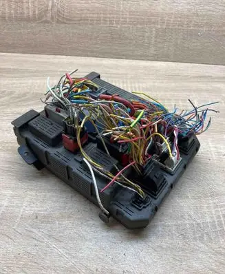 Peugeot 607 Fuse module 9645585480