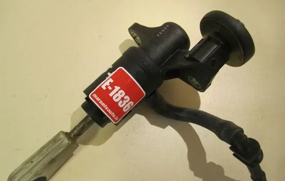 Volkswagen PASSAT B5.5 Clutch master cylinder 8E1721401AG