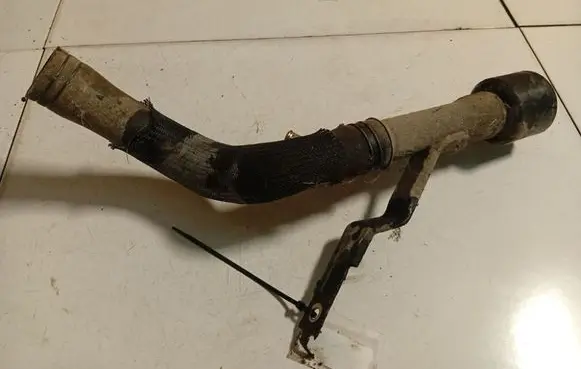 Nissan NV200 Fuel tank filler neck pipe