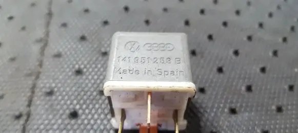 Audi TT Mk1 Other relay 141951253B 4RA003510-29