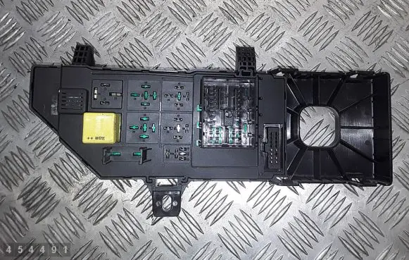 Opel Signum Fuse module 13223679