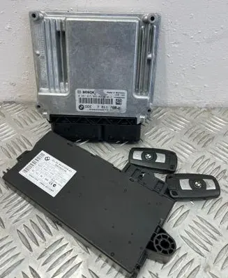 BMW 3 E90 E91 Engine control unit/module 0281015043 030250077 7811700