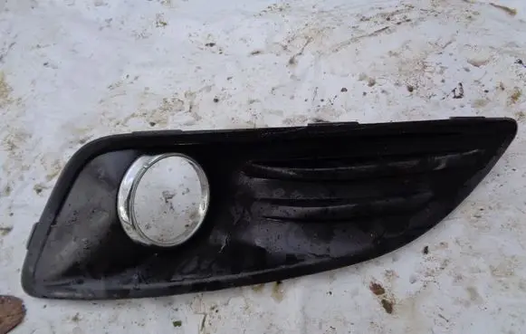Ford Fiesta Front fog light trim/grill 1207545
