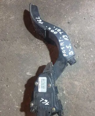 Volkswagen PASSAT B5 Accelerator throttle pedal 8E2721523