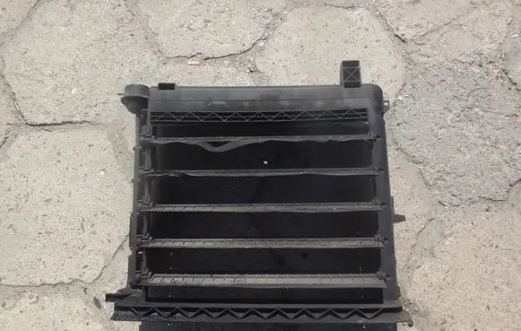 BMW 3 E46 Radiator cooling fan shroud 157048048