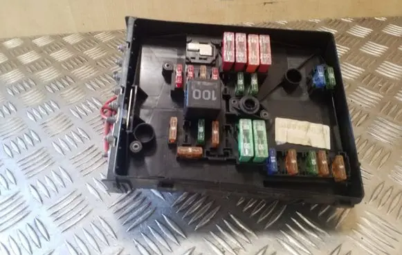 Volkswagen Golf Plus Fuse module 1K0937125
