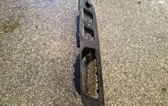 Volkswagen PASSAT B6 Electric window control switch