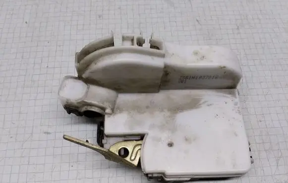 Volkswagen Golf III Front door lock ZSB1H1837016
