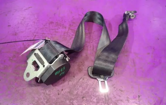 Volkswagen Golf VII Front seatbelt