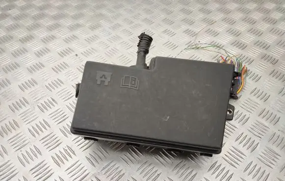 Ford Focus Fuse module F1FT14K733EDC Av6t14a067ad Av6t14a142ab
