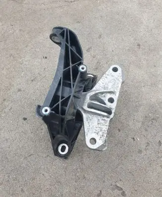 Citroen Berlingo Engine mounting bracket