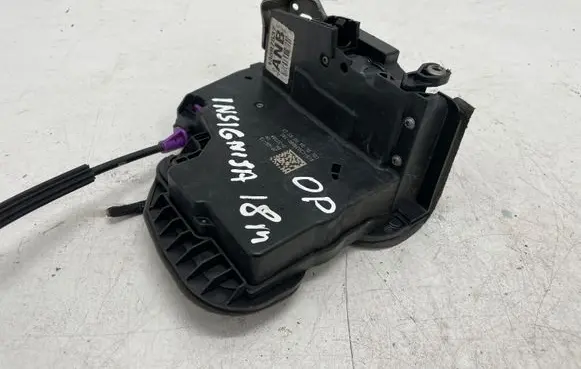 Opel Insignia B Front door lock 13597537
