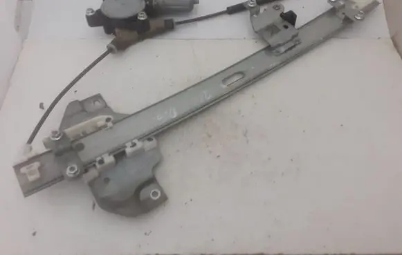 Rear window lifting mechanism without motor