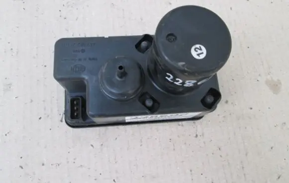 Volkswagen PASSAT B2 Central locking vacuum pump 