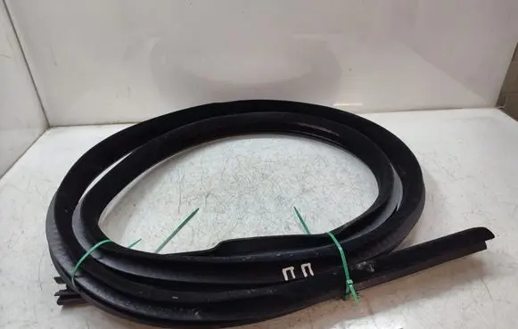 Jaguar XJ X351 Front door rubber seal 