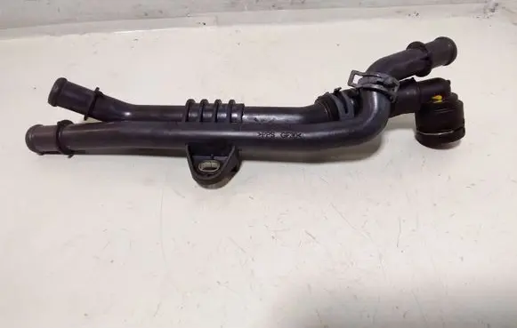 Volkswagen PASSAT B8 Engine coolant pipe/hose 3Q0121070S