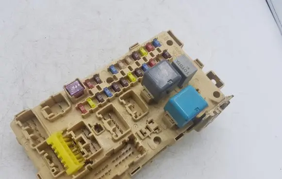 Toyota Corolla Verso E121 Fuse module 892210F020 905766