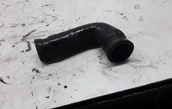 Volkswagen PASSAT B5 Engine coolant pipe/hose 76581