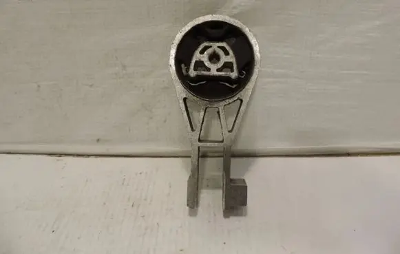 Engine mount vacuum valve
