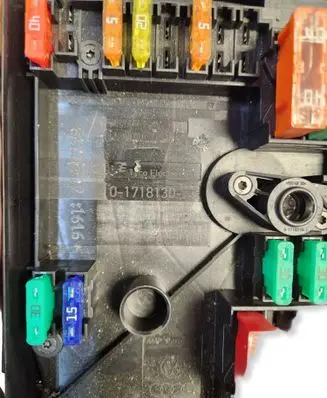 Volkswagen Golf VI Fuse box set 01718130 8K120512 1616