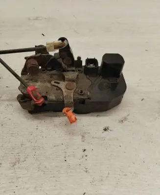 Chrysler 300 - 300C Front door lock (next to the handle) 