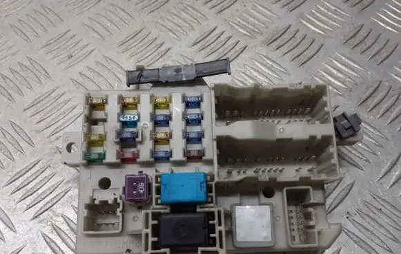 Mazda 6 Fuse box cover 