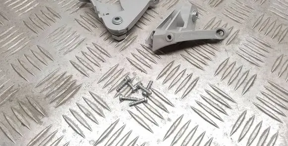 Headlight/headlamp mounting bracket