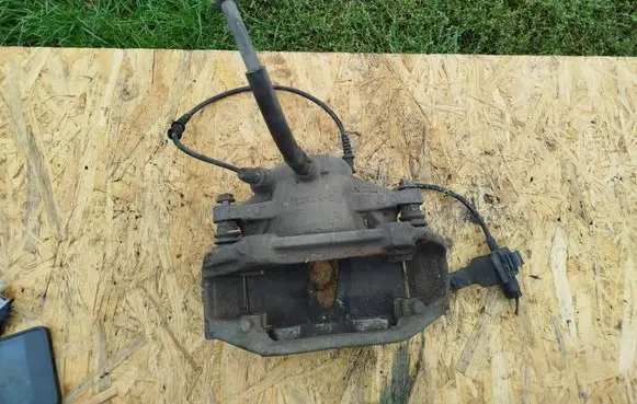 Front brake caliper
