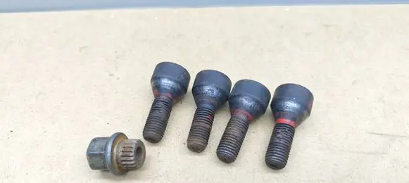 BMW 3 E90 E91 Anti-theft wheel nuts and lock 