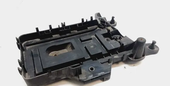 Volkswagen PASSAT B6 Battery tray 1K0915333C