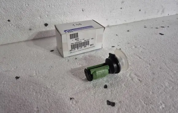 Chrysler 300 - 300C Windshield washer fluid level sensor 5139115AA