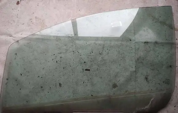 Toyota Yaris Front door window glass four-door AS2