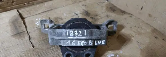 Engine mount vacuum valve
