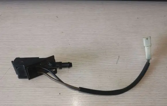Volkswagen Touareg I Windshield washer spray nozzle 