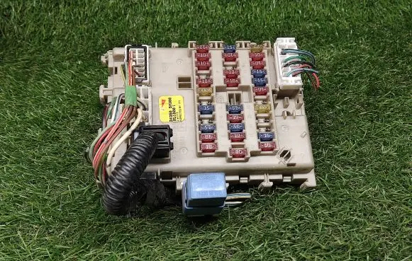 Nissan Almera N16 Power management control unit 243505M300