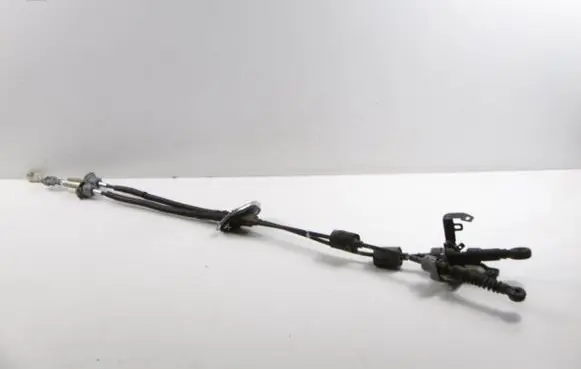 Hyundai i30 Gear shift cable linkage A61004A24