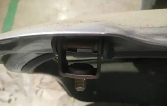 Mazda 3 I Tailgate/trunk/boot hinge