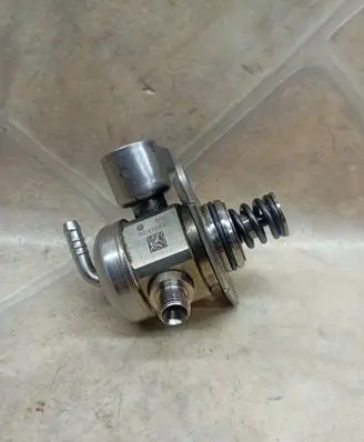 Skoda Octavia Mk3 (5E) Fuel injection high pressure pump 04E127025B