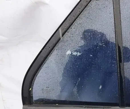 KIA Carens II Rear vent window glass 