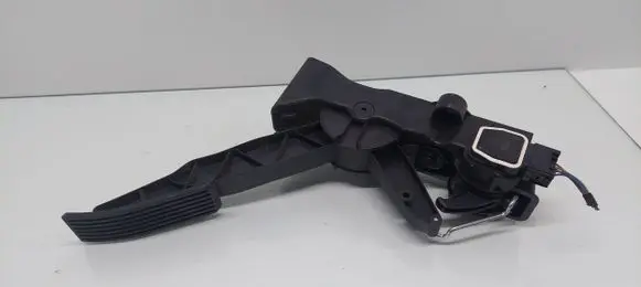 Mercedes-Benz B W245 Accelerator throttle pedal A1693000104 000102 070605