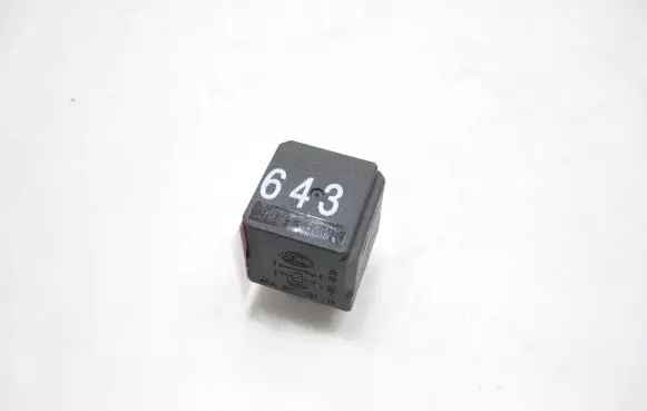 Volkswagen Golf V Other relay 8K0951253