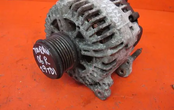 Volkswagen Touran I Generator/alternator 06F903023C