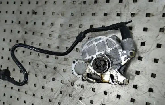 Volkswagen PASSAT B7 Vacuum pump 03L145100
