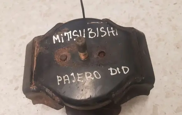 Mitsubishi Pajero Engine mount bracket MR374898