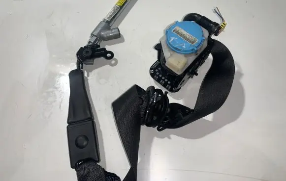 Opel Insignia A Front seatbelt 3063559