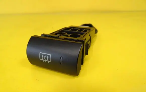 KIA Picanto Windscreen/window heater switch