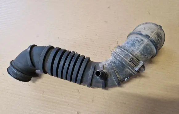 Mitsubishi L200 Turbo air intake inlet pipe/hose MR373032