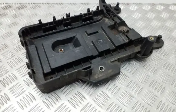 Volkswagen PASSAT B7 Battery tray 1K0915333H 1K0915325B