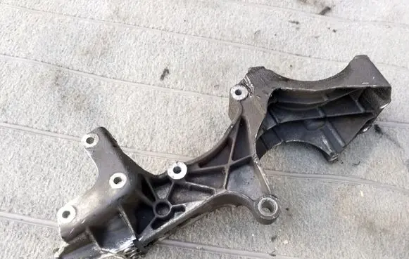 Volvo V70 Engine mounting bracket