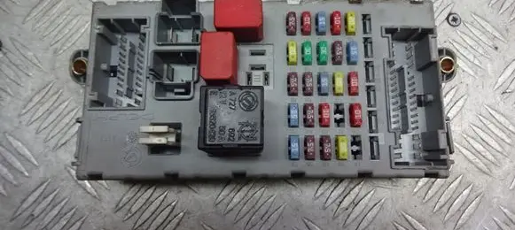 Lancia Ypsilon Fuse box cover 51733919CPL
